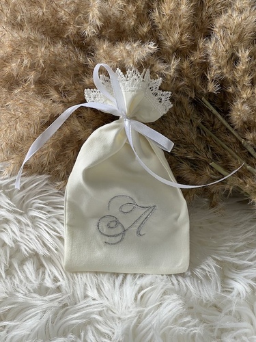 Мішечок айворі з вишивкою ініціалу (мереживо Minimal) фото